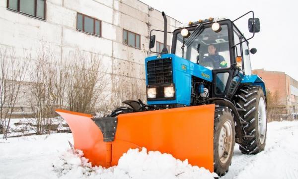 Уборка снега трактором в Балашихе